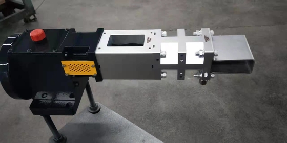 Extrusores de doble tornillo de rotación conjunta alimentador lateral JCW63 fácil de limpiar para la fábrica de alimentos hinchados