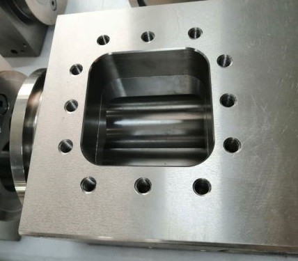 Mecanizado CNC de barriles de extrusores de tornillos gemelos para la industria de la ingeniería del plástico