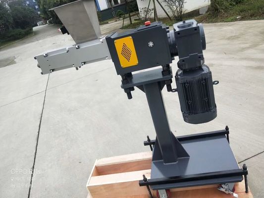 Material gemelo giratorio vibrante del alimentador D2 del lado del extrusor de tornillo para el extrusor de WPC